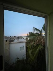 ventana de una habitación con vistas a un edificio en Villa sonaba agadir, en Agadir