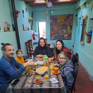 un grupo de personas sentadas en una mesa en Hostería el Sol Naciente, en Tilcara