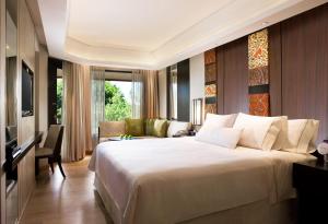 The Westin Resort Nusa Dua, Bali في نوسا دوا: غرفة نوم بسرير كبير وغرفة معيشة