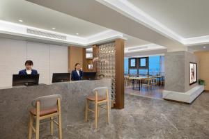 Μέλη του προσωπικού του Joysuites Nantong