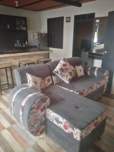 sala de estar con sofá y cocina en Cómodo apartamento Piso #202, en Dosquebradas