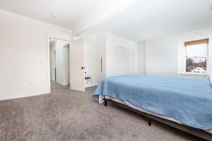 una camera bianca con un letto e una finestra di Exquisite Downtown Loft Apartment a Hartford