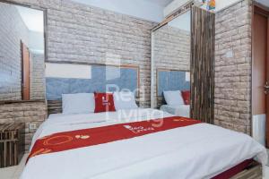 Postel nebo postele na pokoji v ubytování RedLiving Apartemen Green Lake View Ciputat - Pelangi Rooms 3 Tower E