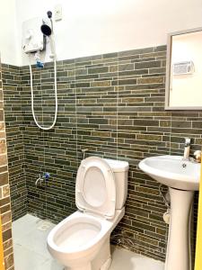 La salle de bains est pourvue de toilettes et d'un lavabo. dans l'établissement VRT Brilliant Hotel, à Cajidiocan