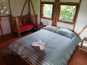 a bedroom with a bed with a white towel on it at Casa Entera Finca Cometa in San Agustín