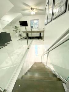 - un escalier dans une chambre blanche avec un escalier dans l'établissement Moss Manor, à Marsh Harbour