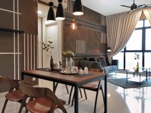 sala de estar con mesa de comedor y sillas en Luxurious Rustic Suite Conezion Botanical Garden IOI City Mall Putrajaya 5 plus 1 Paxs 3 Rooms 2 Baths, en Putrajaya