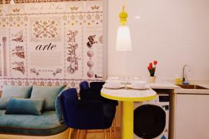 uma cozinha com uma mesa amarela e cadeiras azuis em Arte Mont Kiara Homestay em Kuala Lumpur