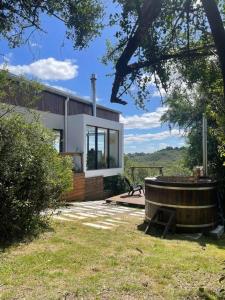 a house with a hot tub in a yard at Diseño confort, tina a pasos de la cañada in Villa Serrana