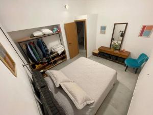 1 dormitorio con cama y espejo en Diseño confort, tina a pasos de la cañada, en Villa Serrana