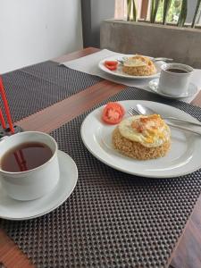 - une table avec deux assiettes de nourriture et une tasse de café dans l'établissement Guest House d Valeri, à Labuan Bajo