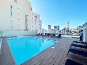 una piscina en la azotea de un edificio en San Telmo Deluxe Studio en Buenos Aires