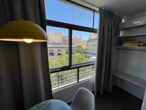 Habitación con ventana grande con vistas a la ciudad. en Monoambiente céntrico en Mendoza en Mendoza