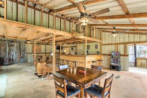 Habitación grande con mesa de madera y sillas. en Lakefront Frankston Home with Guest Studio!, en Coffee City