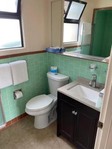 een badkamer met een toilet en een wastafel bij Sea Breeze Motel in Pacifica