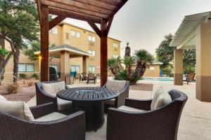 een patio met een tafel en stoelen en een gebouw bij Staybridge Suites San Angelo, an IHG Hotel in San Angelo