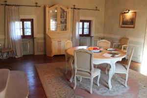 una sala da pranzo con tavolo e sedie di Villa Relais Manerba a Monzambano