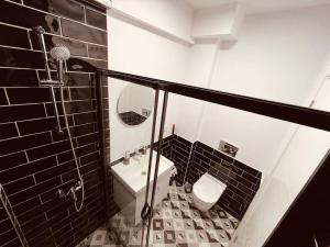 Baño en blanco y negro con aseo y lavamanos en Fully equipped apartment, Fatih en Estambul