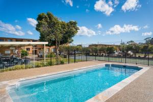 una piscina di fronte a una recinzione di Apollo Unit 26 Ground Floor a Narooma