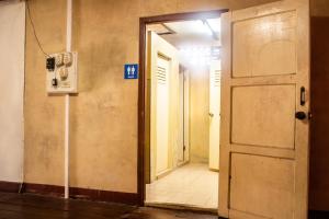 eine offene Tür, die zu einem Flur mit einem Handicap führt in der Unterkunft Xaymountry Don Khon City Center Residence and Guesthouse in Ban Donsôm