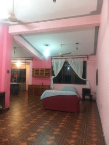 um quarto com uma cama num quarto cor-de-rosa em Hermoso Departamento todas las comodidades WiFi em Tuxtla Gutiérrez