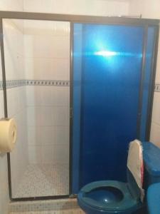 ein Badezimmer mit einem blauen WC und einer Dusche in der Unterkunft Hermoso Departamento todas las comodidades WiFi in Tuxtla Gutiérrez