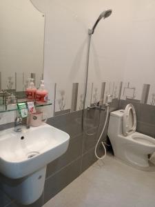 y baño con lavabo, aseo y ducha. en Motel Hòa Hiệp en Binh Chau