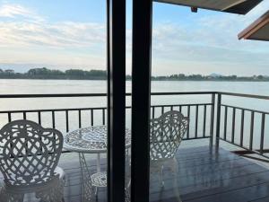 Výhled na řeku, která protéká v blízkosti hotelu + 12 fotografií