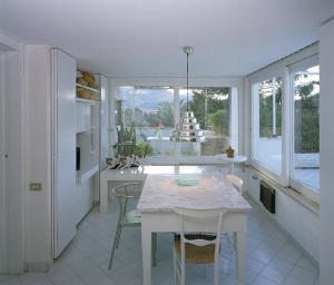 ソレントにあるCasa Correaleの白いキッチン(テーブル付)が備わります。一部の窓があります。