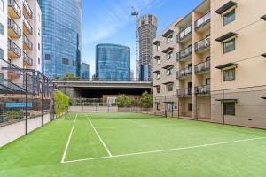 a tennis court in the middle of a city at Perth City Retreat - free parking in Perth