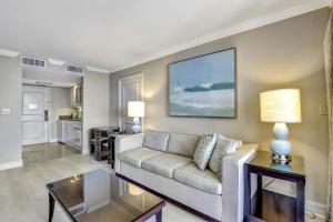 un soggiorno con divano e tavolo di Marco Beach Ocean Resort Unit 905 a Marco Island