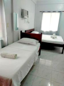 En eller flere senge i et værelse på OYO 931 Moreno's Place