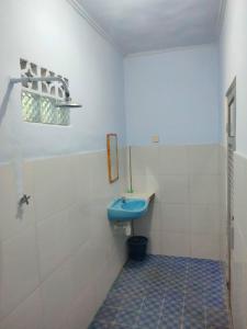 baño con lavabo azul en una habitación en LilyPad guest house en Kuta Lombok