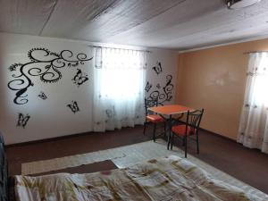 a room with a bed and a table and a window at Departamento Independiente Carnaval Oruro 2023 in Oruro