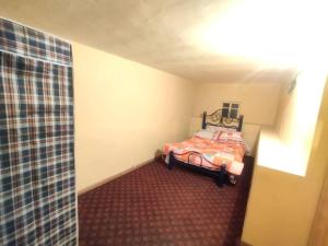 Habitación pequeña con cama en la esquina en Departamento Independiente Carnaval Oruro 2023 en Oruro