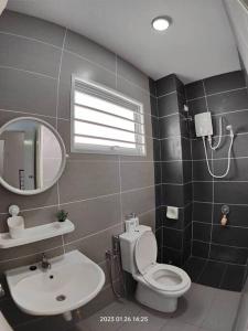 y baño con aseo, lavabo y espejo. en Prima Guest House - Puncak Alam Homestay Mus-lim friendly en Bandar Puncak Alam