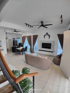 sala de estar con sofá y chimenea en Prima Guest House - Puncak Alam Homestay Mus-lim friendly en Bandar Puncak Alam