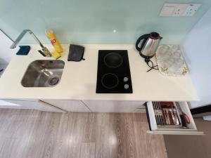 クアラルンプールにあるRM020 Bukit Bintang 118 Tower Balcony Viewの- シンク付きのキッチンカウンター