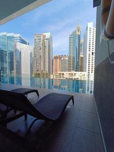 クアラルンプールにあるRM020 Bukit Bintang 118 Tower Balcony Viewの市街の景色を望むバルコニー(ベンチ付)