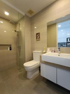 ein Bad mit einem WC, einem Waschbecken und einer Dusche in der Unterkunft RM020 Bukit Bintang 118 Tower Balcony View in Kuala Lumpur