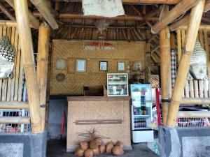 una tienda con un mostrador en medio de una habitación en Magical Breeze Cabin en Angsri