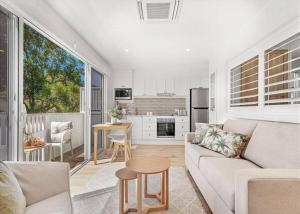 Seating area sa HighTide- luxury apartment, almost on the beach.