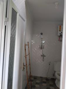 uma casa de banho com um chuveiro e um WC. em Magical Breeze Cabin em Angsri