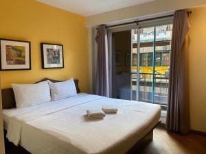 A bed or beds in a room at Vinary Hotel Sukhumvit - SHA EXTRA Plus