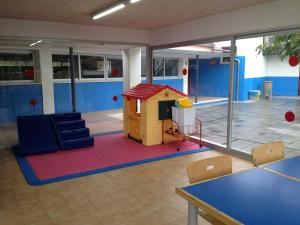 a room with a play house and a table and chairs at Alberg L'Escala Xanascat in L'Escala