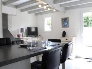 Μια τηλεόραση ή/και κέντρο ψυχαγωγίας στο Maison à 400m de la plage, terrasse privée, 4 couchages, tout confort - Dolus d'Oléron - FR-1-246A-330