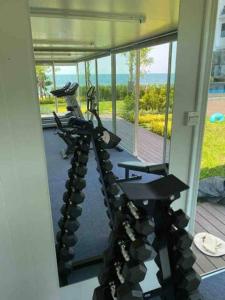 um quarto com um ginásio com vista para o oceano em Escape BestFamily Condo 1st Beach line em Ban Ang
