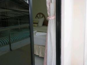 ピピ島にあるナターシャ ホテルのベッドと鏡付きのベッドルームの反射