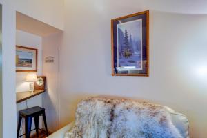una habitación con una silla y una foto en la pared en Fairbanks Cottage on 1 5 Acres about 8 Mi to Dtwn, en Fairbanks