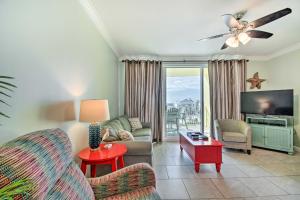 een woonkamer met een bank en een tv bij Gulf Shores Vacation Rental Walk to Beach! in Gulf Shores